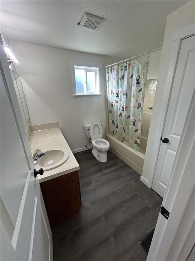 Building Photo - Three Bedroom House for Rent in Everson with fenced backyard and garage