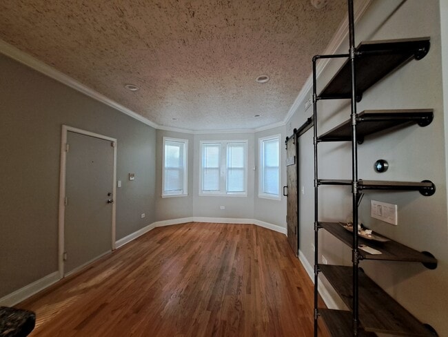 Building Photo - 7062 N Wolcott Ave