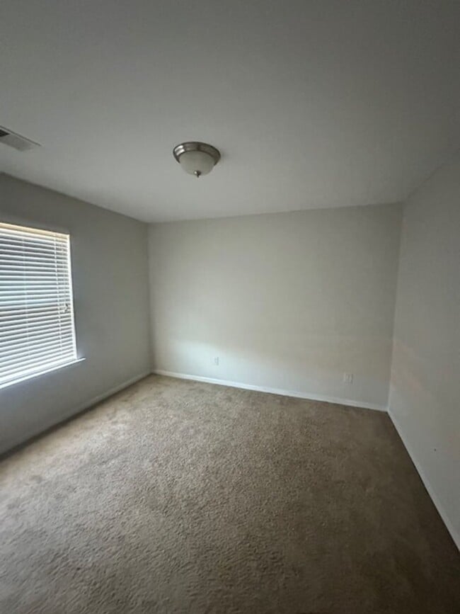 Building Photo - *** MOVE IN SPECIAL *** MOVE IN SPECIAL  -...