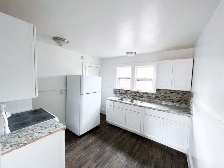 Kitchen - 15307 Biltmore St