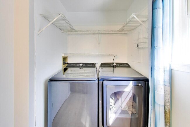 Building Photo - 505 Newbury Dr