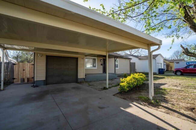 Building Photo - 3 Bed / 1 Bath in North Tulsa! Section 8 Welcomed!