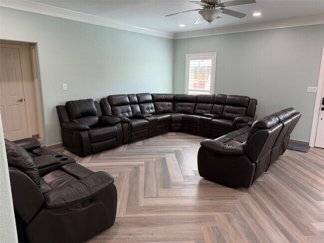 Building Photo - 5525 Swan Dr