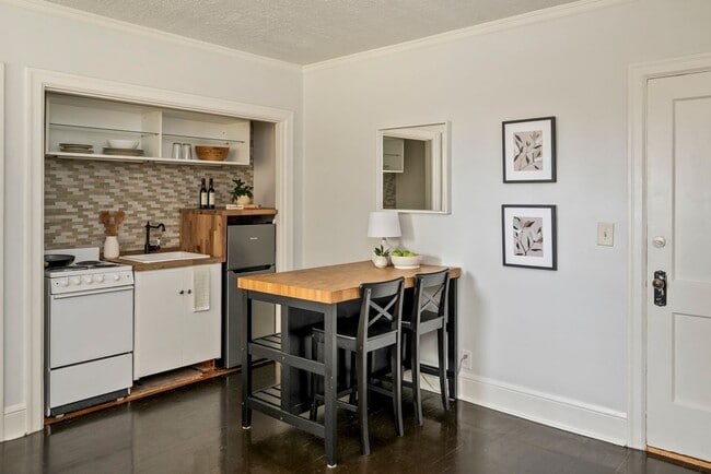 Building Photo - Cozy, updated 4th-floor studio in Nob Hill. Convenient location near all the hot spots