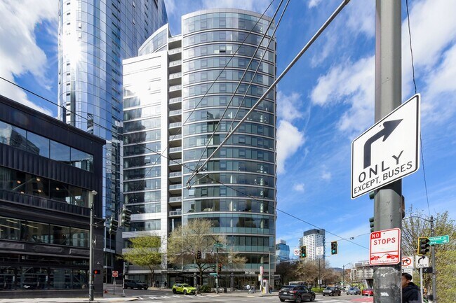 Building Photo - Elevated 1BR at Enso | Lake Views, Parking, Prime Location