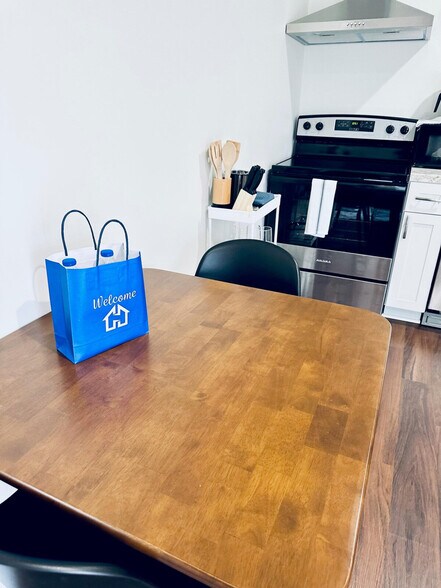 Building Photo - 107 David St