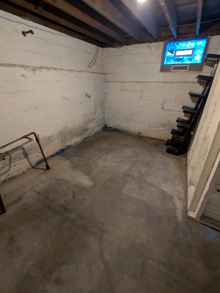 Building Photo - 928 E Grand Ave