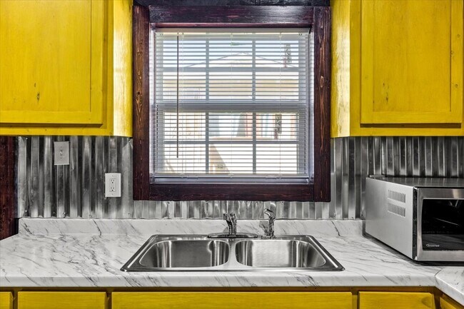 Building Photo - 2823 Avenue Q