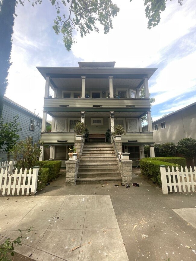 Building Photo - 521 T St