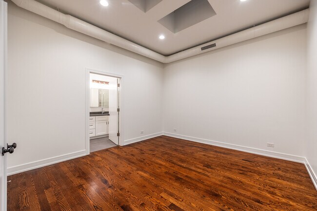 Building Photo - 2500 W Chicago Ave