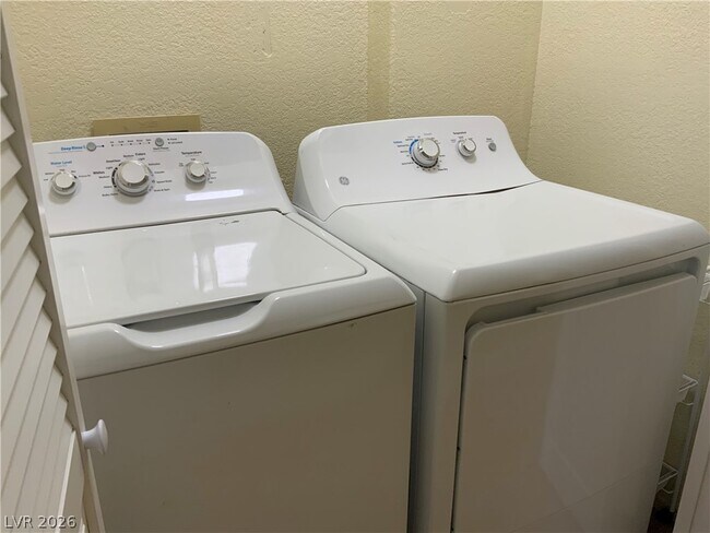 Building Photo - 216 Red Cloud Terrace