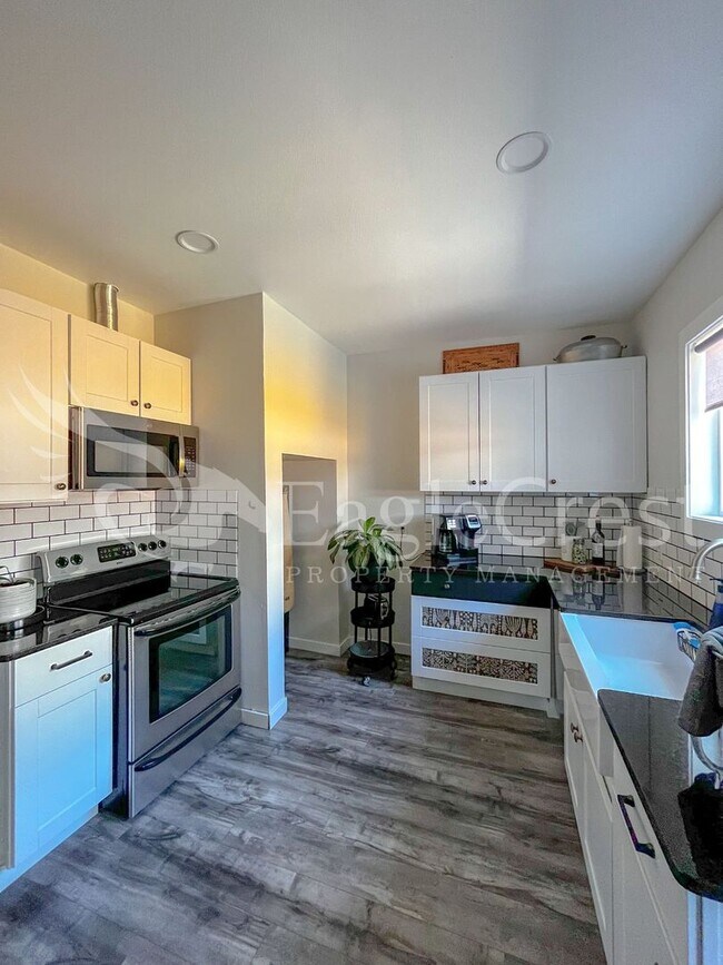 Building Photo - A Timeless & Elegant 2 Bedroom 1 Bathroom Single Family Home