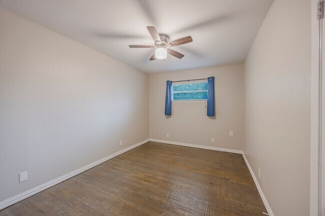 Building Photo - 4 Bedroom, 3 Bath Home Gorgeously Remodeled