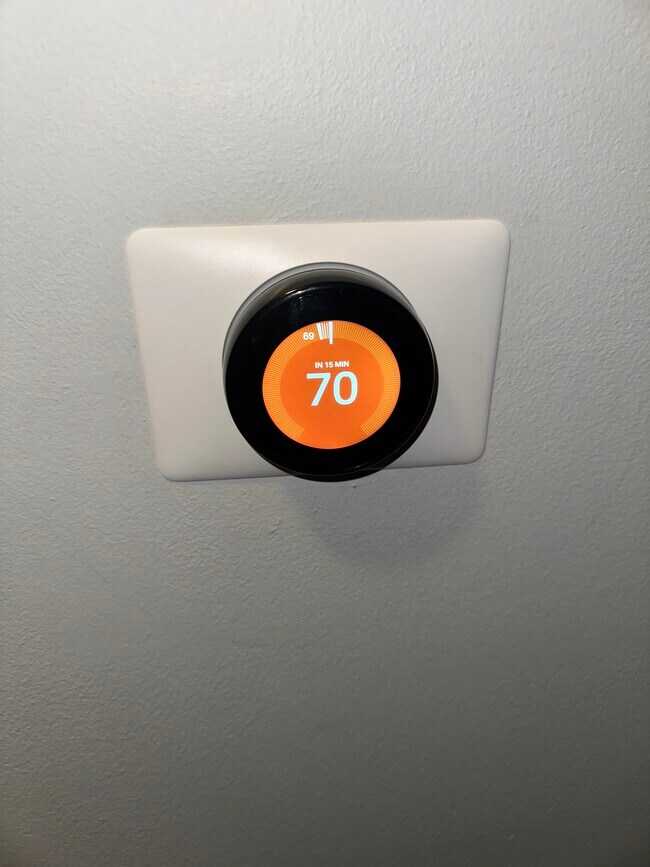 Building Photo - 1765 Valley Dr