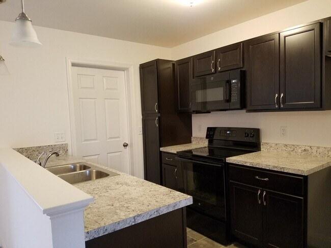 Building Photo - Hummelstown, 2 Bedroom, 2 Bath Garden Home!