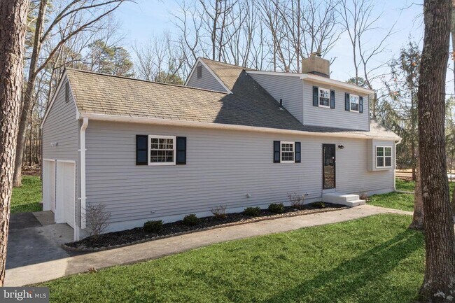 Building Photo - 221 Oak Ln