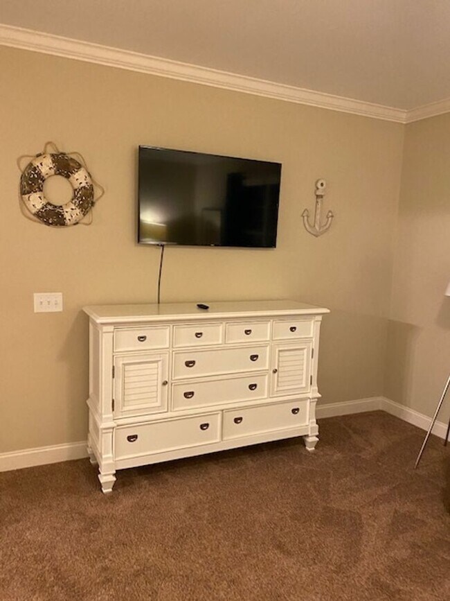 Building Photo - Amazing Furnished Town Home in Brunswick F...