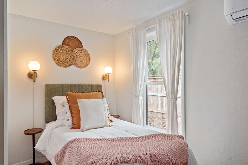 Building Photo - 14004 SE River Rd