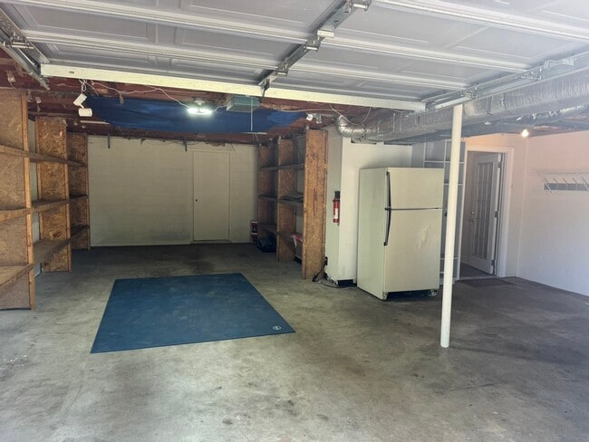 Building Photo - 9019 Meadowlawn Dr