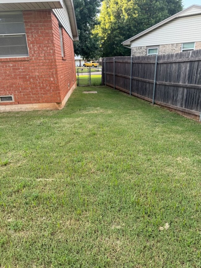 Building Photo - For Rent - Charming 3 bedroom home in Yukon!