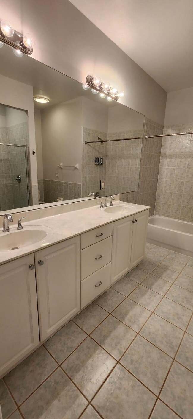 Building Photo - 2073 Cove Ln