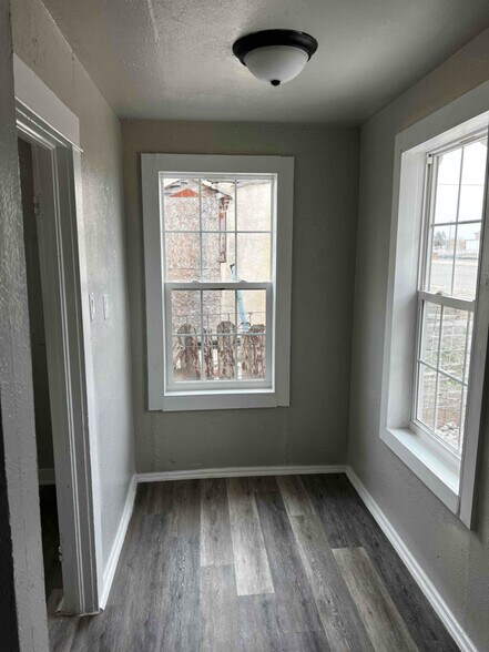 Building Photo - 704 S Abilene Ave