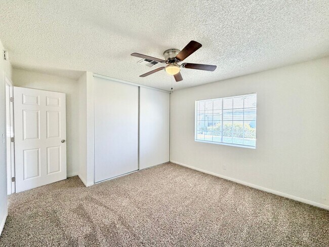 Building Photo - AVAILABLE NOW!! 2 Bedroom 1 Bathroom Apartment in Cathedral City!
