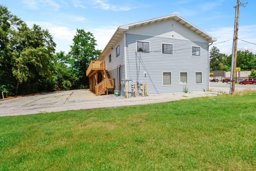 Building Photo - 410 Pine Lake Ave