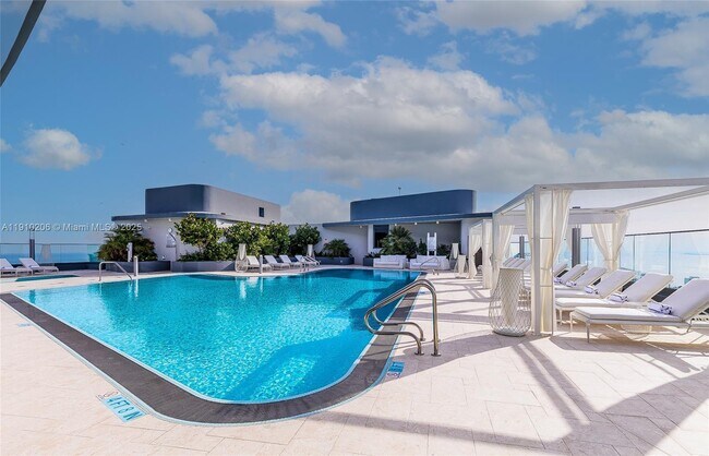 Building Photo - 1000 Brickell Plaza