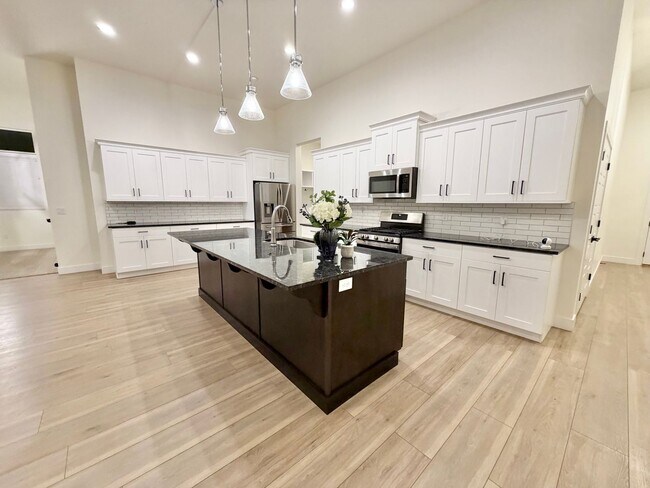 Building Photo - Beautiful 3 Bed Home!