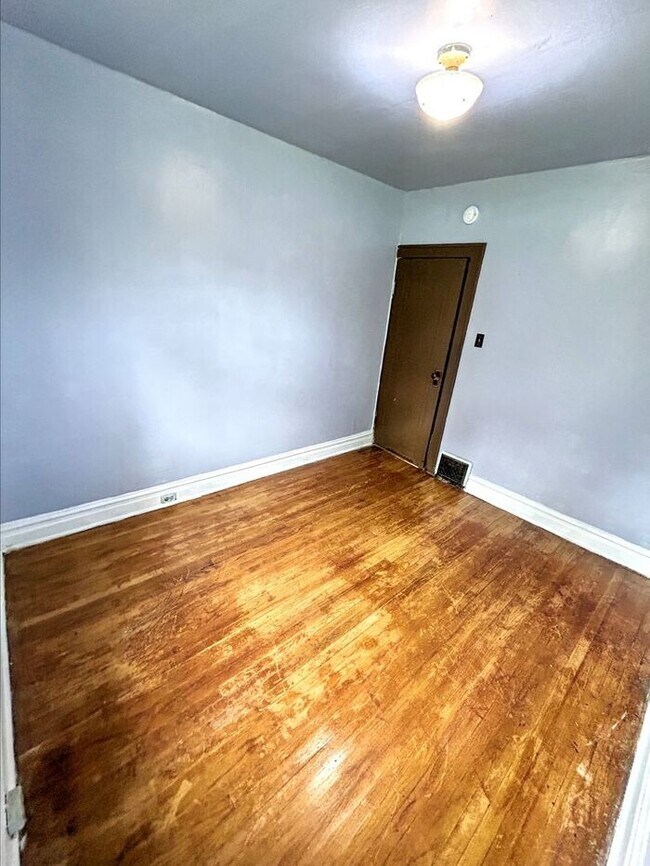 Building Photo - Charming 2-Bedroom Home with Fenced Yard i...