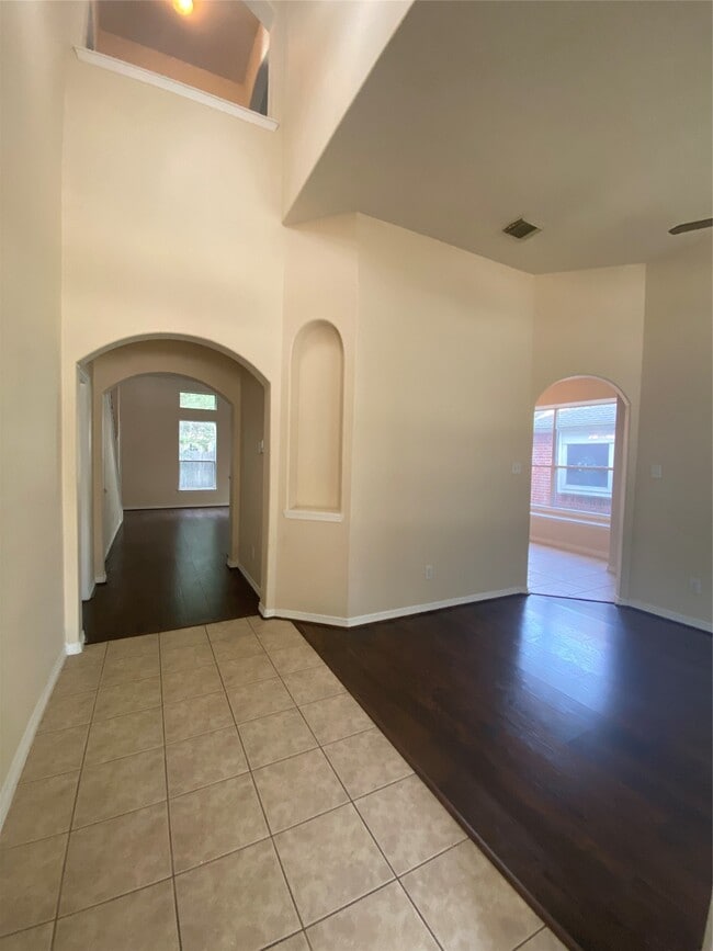 Building Photo - 9210 Hidden Lake E Dr