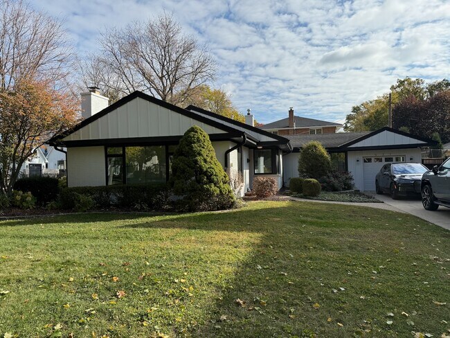 Building Photo - 521 N Oak St