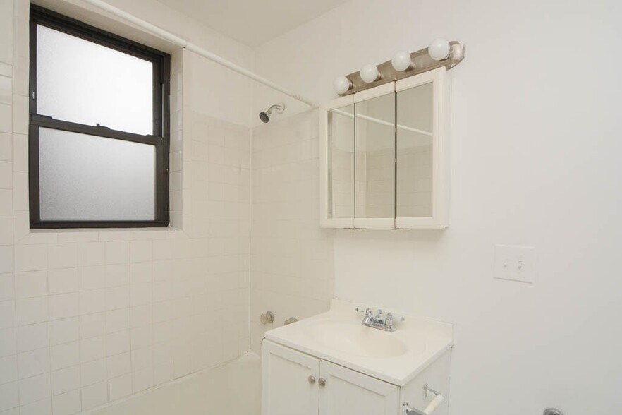 Building Photo - 629 W Belmont Ave