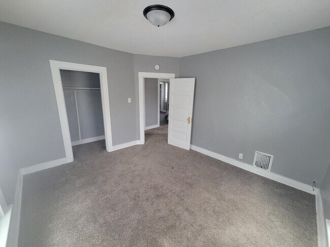 Building Photo - 1115 Maple Ave