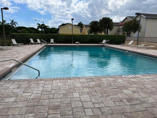 Building Photo - 423 Waterside Cir