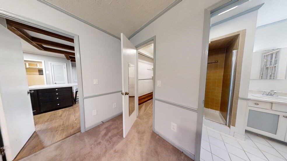 Building Photo - Spacious Home Conveniently Located close to Auburn High School