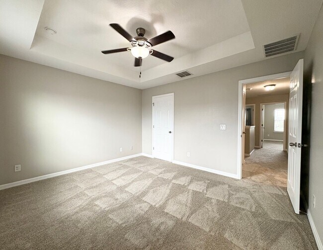 Building Photo - Gorgeous Lake View 3 BR 2.5 bath Luxury To...