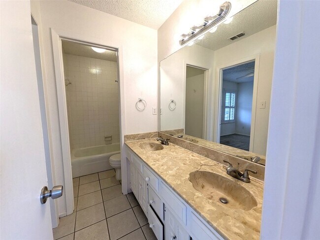 Building Photo - 3302 Townbluff Pl