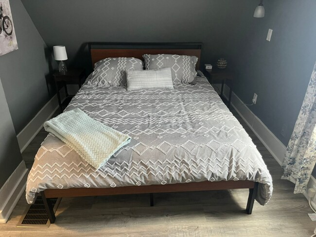 Building Photo - 207 New York St