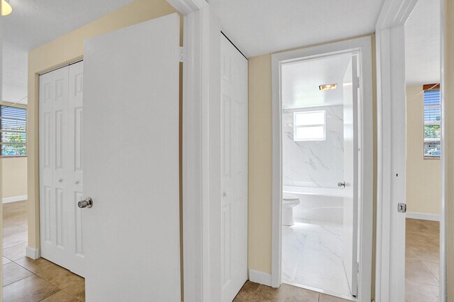 Building Photo - 301 SE 3rd St