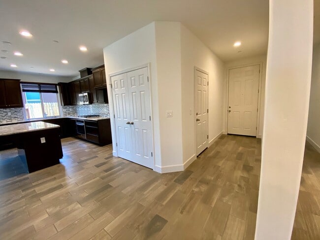 Building Photo - $2,650 Woodside Gated Community 4 Bdrm, So...