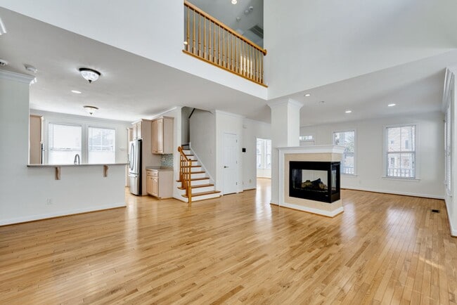 Building Photo - Beautiful Coastal Home for Rent – Ocean View / 17th Bay, Norfolk