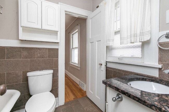 Building Photo - Charming 2-Bedroom Home minutes from everything!