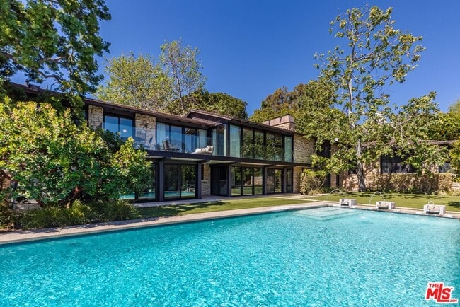 Building Photo - 400 Toyopa Dr