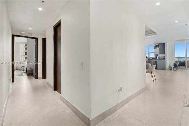 Building Photo - 808 Brickell Key Dr