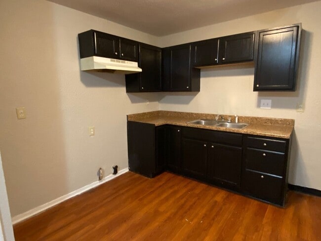 Building Photo - 3 bed 1 bath home located in Lawrence Town...