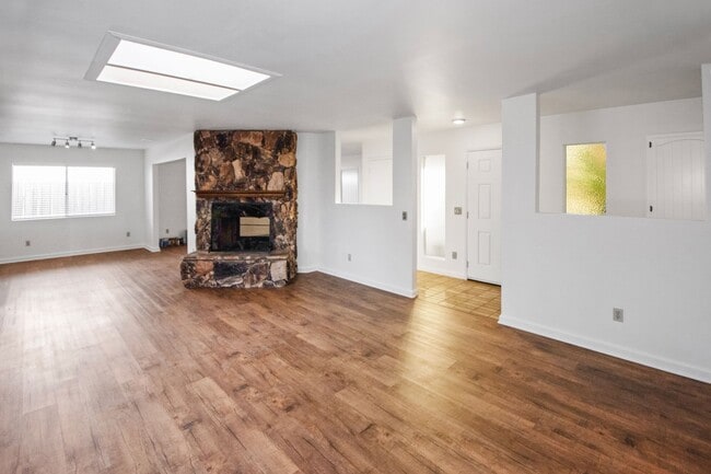 Building Photo - Available Now! Spacious 3BR, 2BA, 1,76sq.ft. 2 car garage.