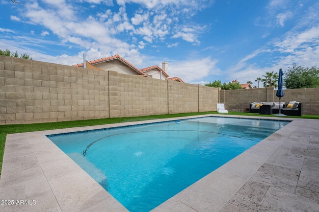 Building Photo - 8846 E Windrose Dr