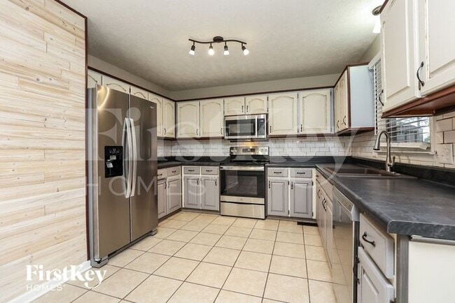 Building Photo - 802 Red Hollow Dr